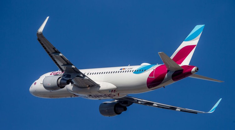 Eurowings utasszállító Stuttgart felett 2020 március 16-án. 