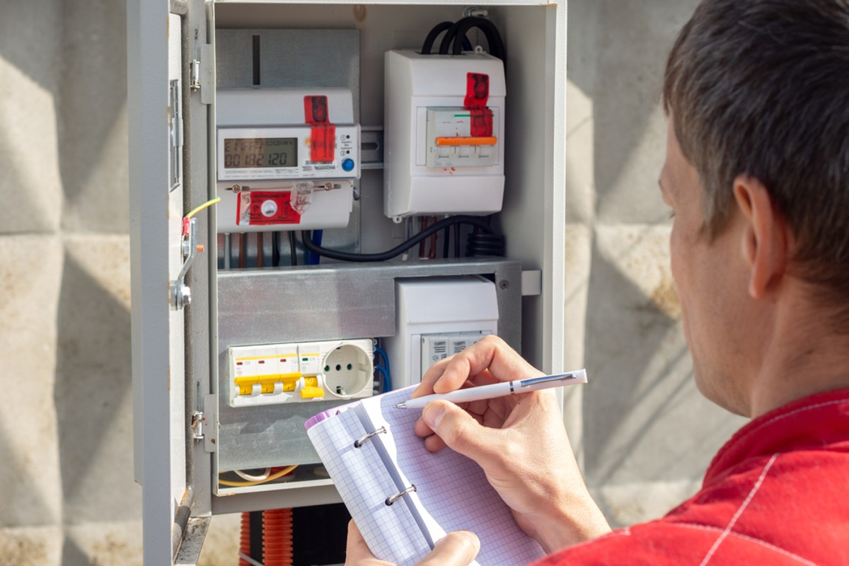 Nowelizacja - jak podkreśla URE - wprowadza model, w którym wysokość opłaty mocowej dla wszystkich odbiorców energii, włącznie z gospodarstwami domowymi, od 1 stycznia 2028 r. będzie uzależniona od indywidualnej krzywej poboru, czyli od różnicy pomiędzy zużyciem energii w godzinach szczytowego zapotrzebowania a zużyciem w pozostałych godzinach doby.