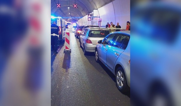 Lančani udes u tunelu Laz na autoputu Miloš