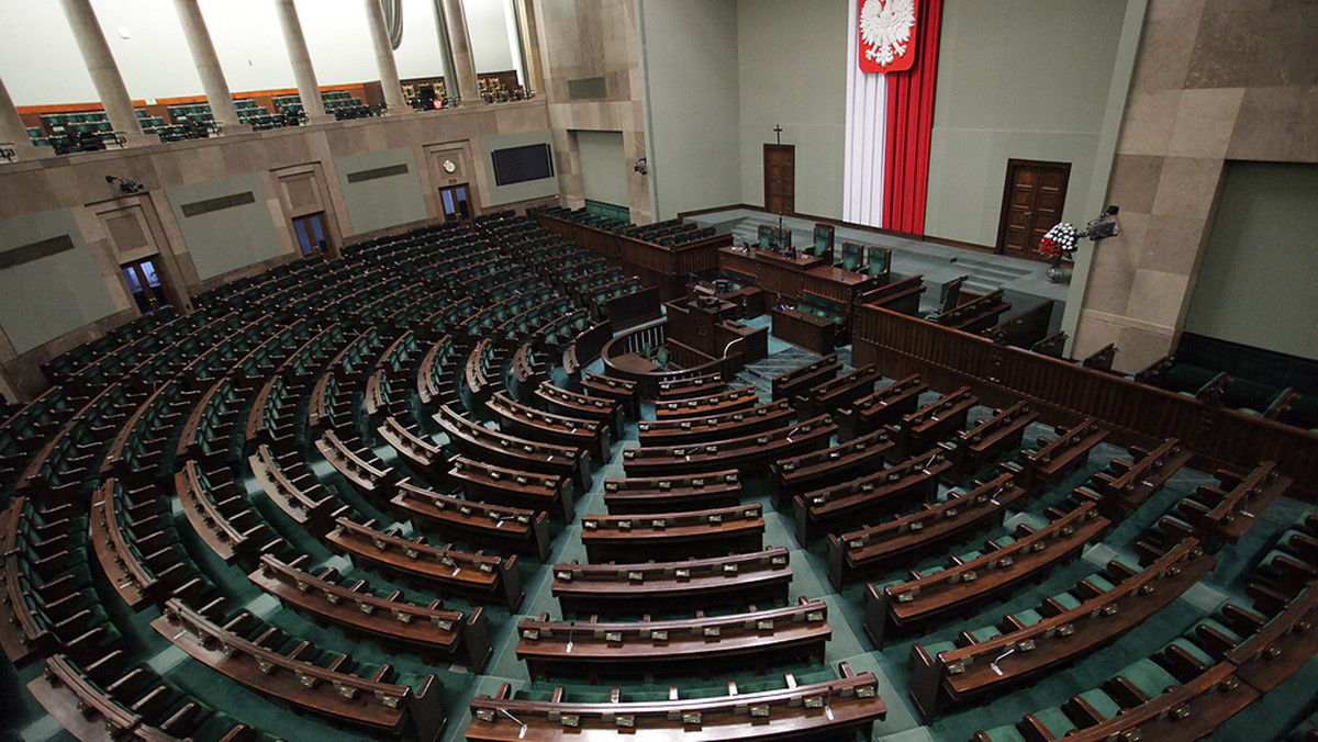 Gdyby wybory do Sejmu odbyły się w maju, 36 proc. wyborców zagłosowałoby na PiS, a 22 proc. na PO; próg wyborczy przekroczyłyby też SLD (6 proc.) i Kukiz'15 (5 proc.) - wynika z sondażu Kantar Public.