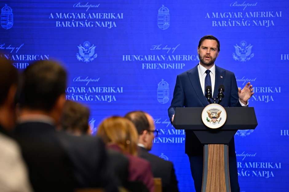 Džej Di Vens na konferenciji u Budimpešti 7. aprila