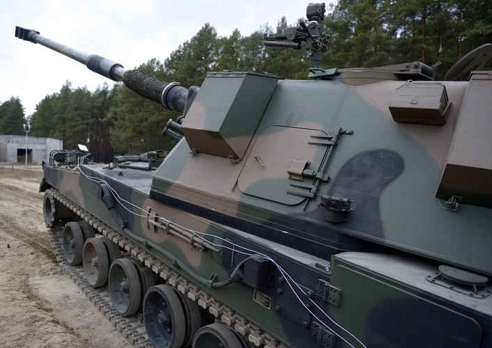 Projekt opracowania i zakupu armatohaubicy 'Krab' to jeden z najważniejszych elementów modernizacji polskich sił lądowych. Wartość projektu szacowana jest na ponad miliard złotych.<br><br>fot. (dd/zuz) PAP/Darek Delmanowicz