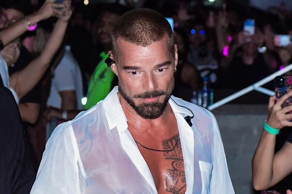 Kad je Riki Martin OVO OBUKAO bačen je suzavac u Podgorici! Da li je TAKAV STAJLING za Crnogorce bio previše provokativan, pitaju se na mrežama