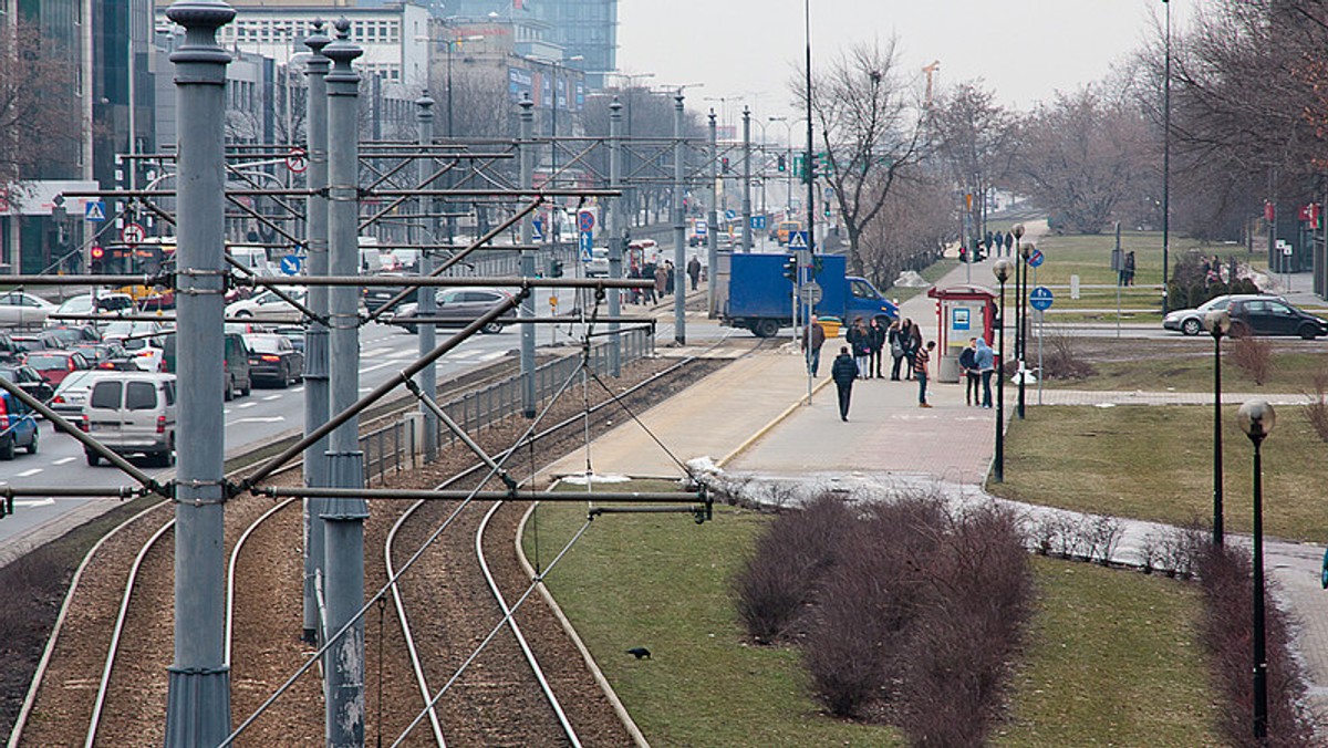 Będą trzy pasy ruchu w każdym kierunku na Marynarskiej, wiadukt na ul. Postępu, kładka dla pieszych. Szykuje się prawdziwa rewolucja dla wielkiego zagłębia biurowego na warszawskim Służewcu. Tysiące pracujących tam osób będą jednak musiały uzbroić się w cierpliwość. W związku z ruszającą właśnie przebudową ul. Marynarskiej, przez blisko rok nie dojadą do biura tramwajami, które znikają ze Służewca już w weekend.