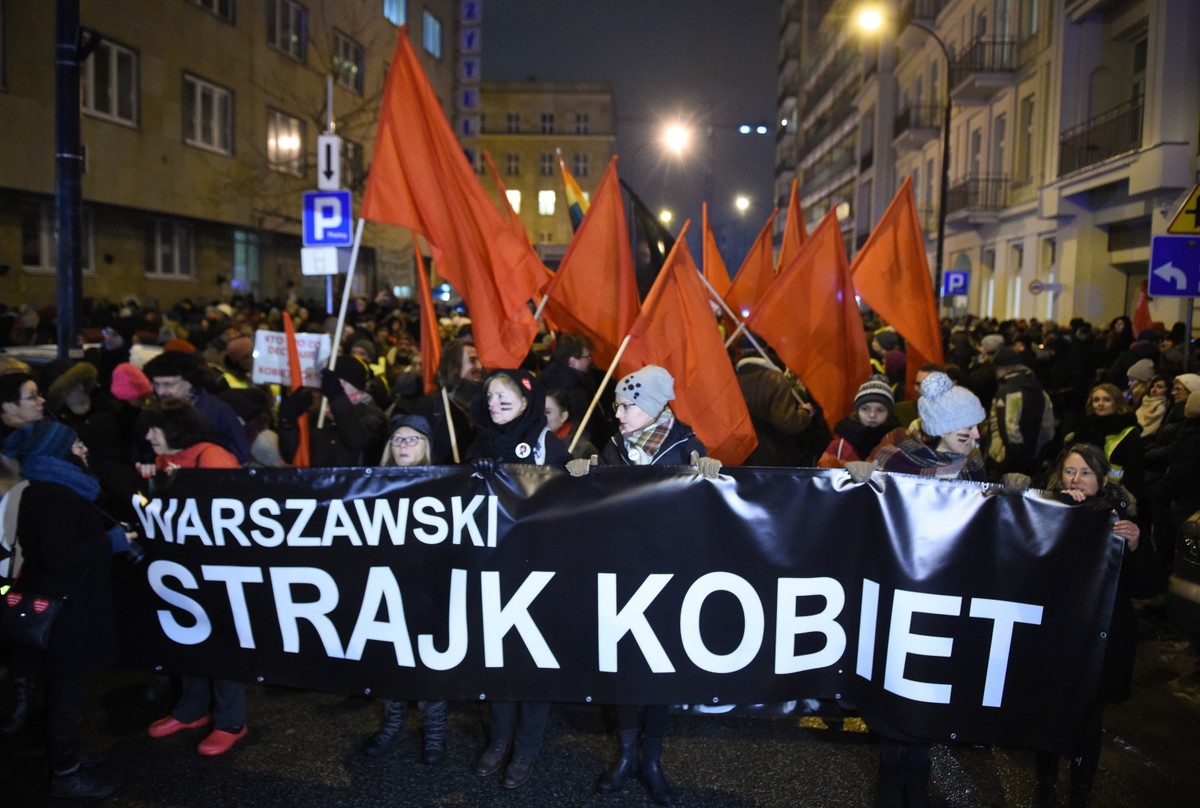 W Warszawie zwolennicy Komitetu "Ratujmy Kobiety 2017" zebrali się przed siedzibą PO przy ul. Wiejskiej skąd zamierzają przejść przed siedzibę klubu Nowoczesnej przy Nowym Świecie, a następnie przed biuro PiS przy ul. Nowogrodzkiej.