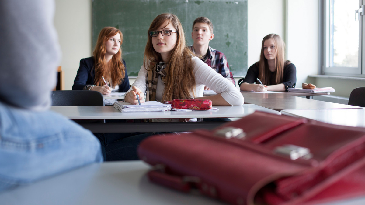 W prasie katolickiej i w parafiach oburzano się np., że w podręczniku znalazły się dwie ilustracje pozycji seksualnych: jedna przedstawiała chłopaka leżącego na dziewczynie, a druga dziewczynę siedzącą na chłopaku. Dziewczyna miała nawet na sobie spódnicę. Schematyczne rysunki, żadna pornografia. Pod naciskiem Kościoła i środowisk konserwatywnych podręcznik najpierw został błyskawicznie wycofany, a potem to, co zostało z nakładu, poszło na przemiał – mówi dr hab. Agnieszka Kościańska w rozmowie z Onetem.