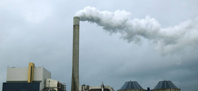 Smog, rak i wielomilionowe kary za brak recyklingu. Dym wokół spalarni gęstnieje