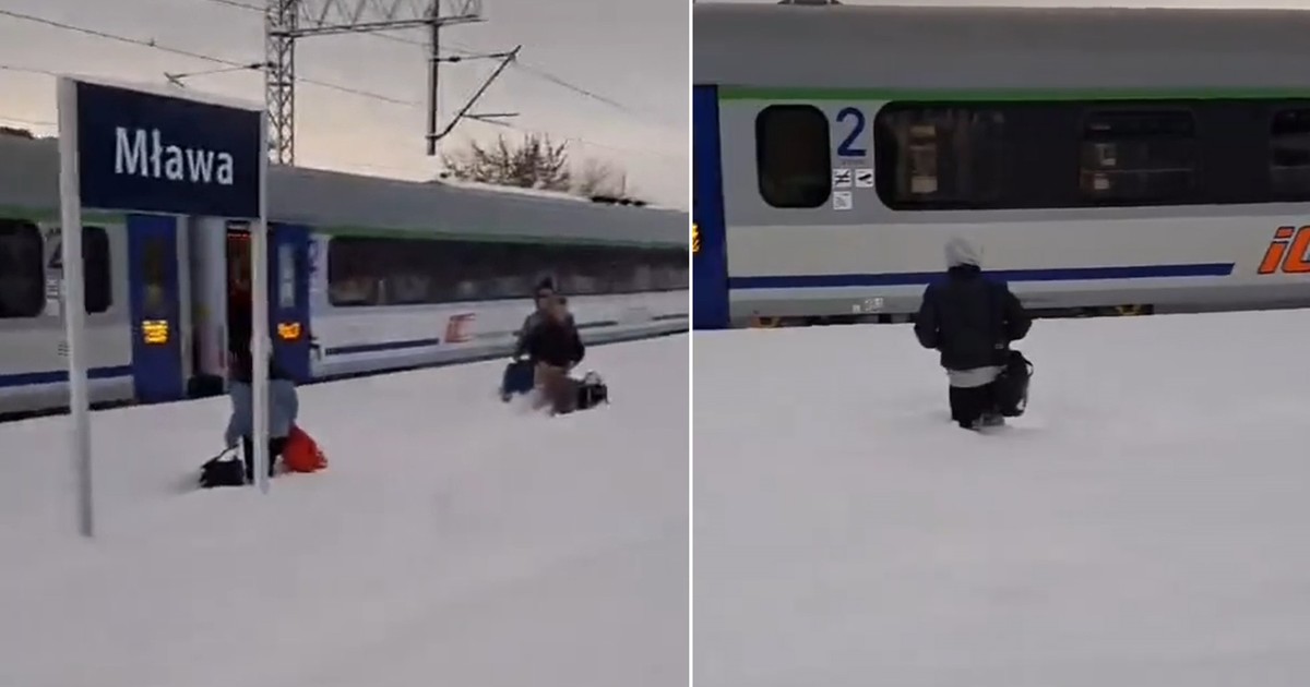 Pasażerowie wychodzą z pociągu i wpadają w półmetrowe zaspy! Nagranie z Mławy hitem sieci