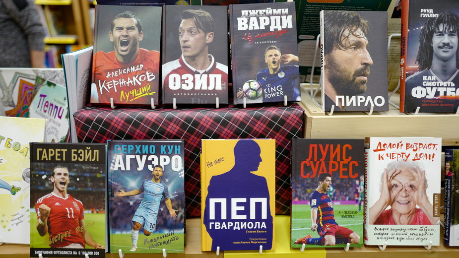 Dział książek sportowych w księgarni w Moskwie. Zdjęcie sprzed wybuchu wojny