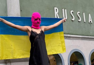 Pusi Rajot i FEMEN protestovale su na ovogodišnjem Venecijanskom bijenalu zbog povratka Rusije na izložbu | Foto: BBC