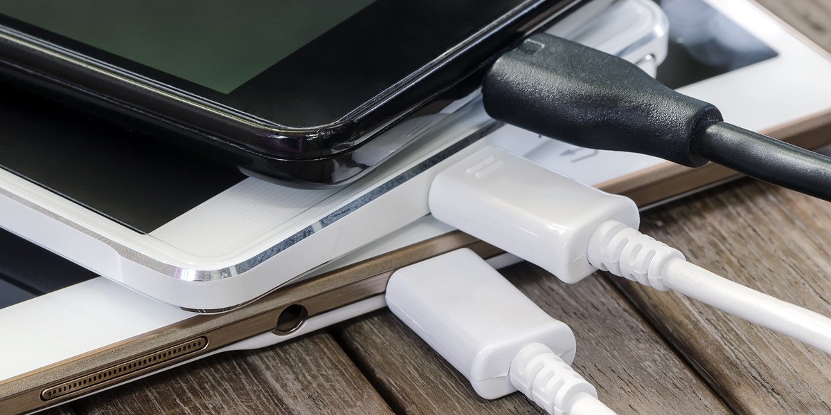 USB-C, micro-USB i Lightning to najpopularniejsze obecnie standardy ładowania smartfonów, tabletów i urządzeń mobilnych. Bruksela chce, by jedną ładowarką można było naładować sprzęt dowolnego producenta.