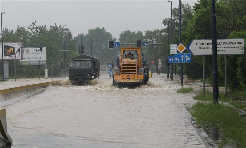 Woda przerwała wał w Krakowie