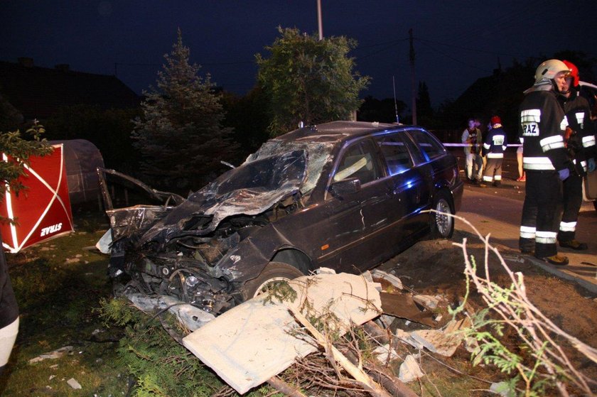 Tragiczny wypadek na Oświęcimskiej w Opolu. BMW wjechało w betonowy płot