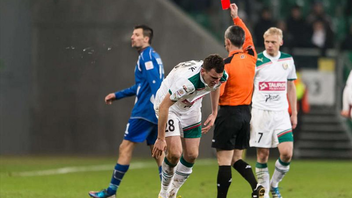 Po porażce 2:3 ze Śląskiem w ćwierćfinale Pucharu Polski, Sebastian Olszar nie mógł utrzymać nerwów na wodzy. Napastnik Floty Świnoujście nazwał sędziego Roberta Małka, który "w cywilu" jest policjantem... bandytą.