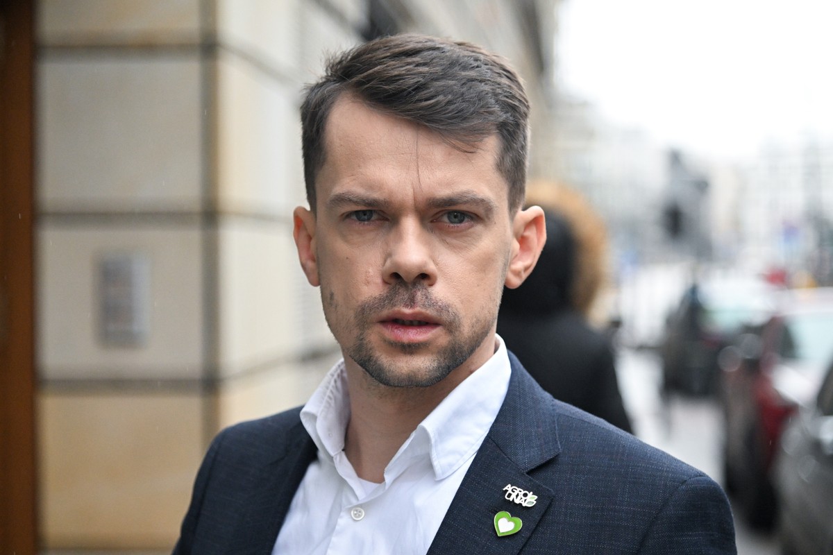 Wiceminister rolnictwa i rozwoju wsi Michał Kołodziejczak przed siedzibą Polskiej Agencji Prasowej w Warszawie