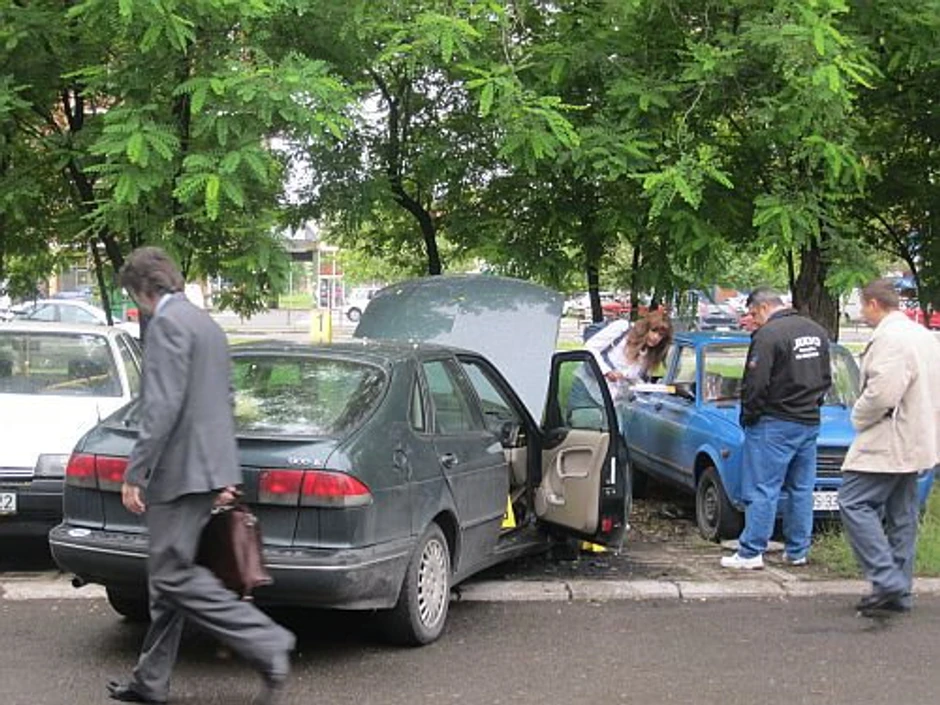 Ivan Marković (slika dole levo) podmetnu bombu pod automobil glumca Borisa Isakovića (slika dole desno)