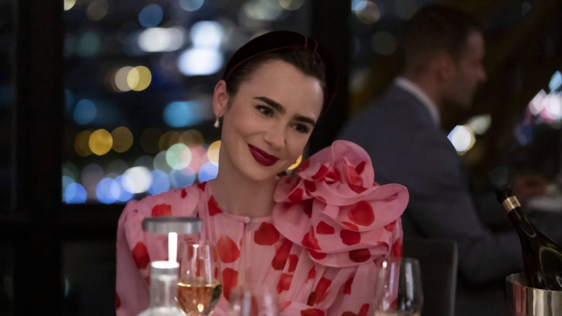 Sukienka polskiej projektantki w nowym sezonie "Emily w Paryżu". Sprawdziłyśmy, ile kosztuje 