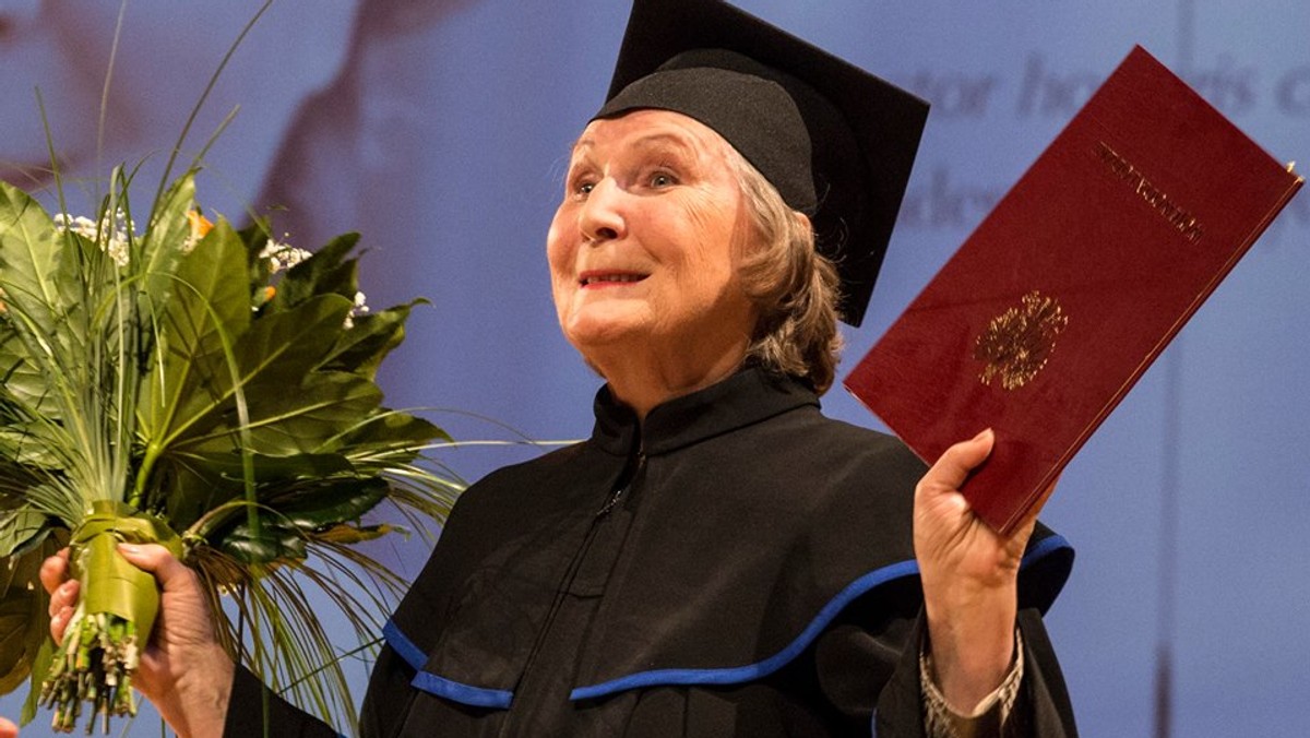 Tytuł doktora honoris causa łódzkiej Akademii Muzycznej odebrała wczoraj "najbardziej zasłużona dla kultury ojczystej piosenkarka". Tak Irenę Santor przedstawił prof. Cezary Sanecki, rektor Akademii.