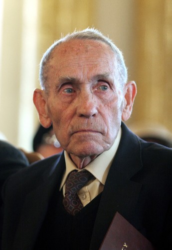 Na zdjęciu archiwalnym z 31.07.2007 r. pisarz i reżyser Tadeusz Konwicki w Warszawie