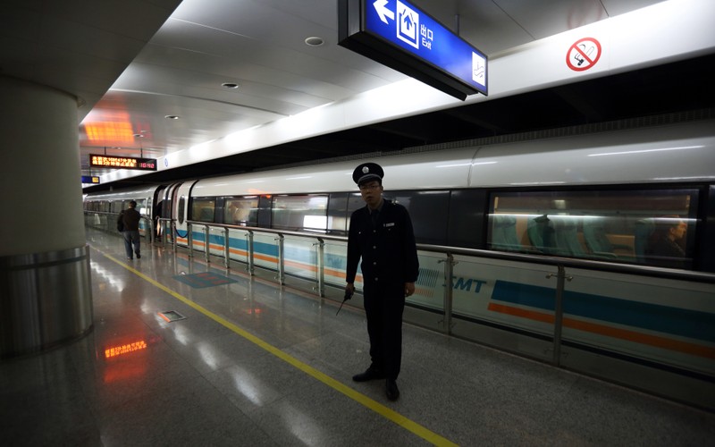 Pociąg magnetyczny Maglev na peronie szanghajskiej stacji przy lotnisku Pudong. Operatorem pociągu jest Shanghai Maglev Transportation Development. Szanghaj, 24.10.2013 (5)