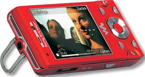 Rozkładana podpórka pozwala ustawić telefon pod kątem 45 stopni, co jest wygodne podczas oglądania zdjęć i wideo.
