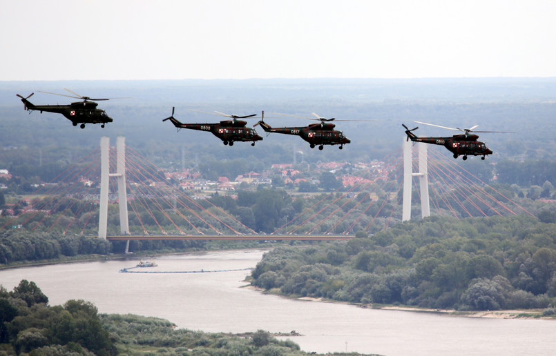 Uroczysta defilada w strugach deszczu. Samoloty, helikoptery, czołgi polskie i amerykańskie... [ZDJĘCIA]