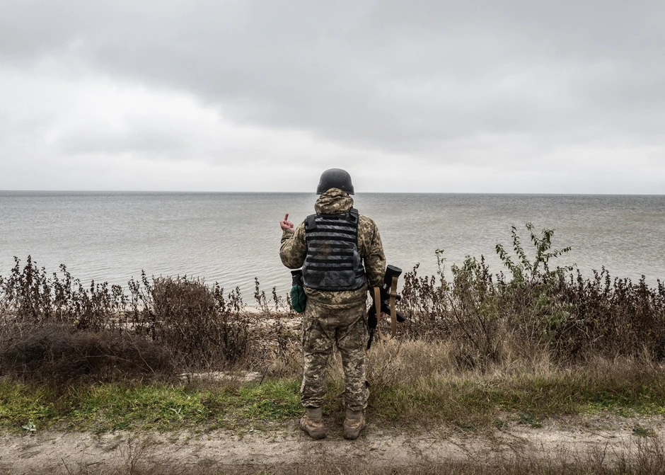 Ukrajinski vojnik pokazuje srednji prst, u čast vojnika koji su porazili ruski vojni brod na Zmijskom ostrvu