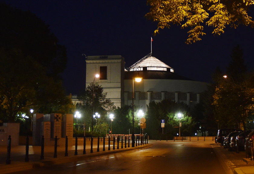 Każą nam oszczędzać, a sami świecą na potęgę