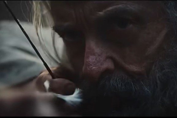 ROBIN HUD KAKVOG NIKADA NISMO VIDELI Film sa Hjuom Džekmanom podelio fanove:  Mračna verzija legendarnog junaka (VIDEO)