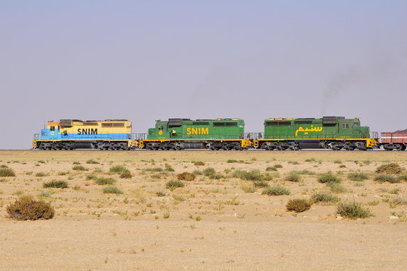 Kultowy pociąg z rudą żelaza Zoueratu do Nouadhibou w Mauretanii