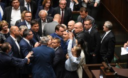 Burzliwa debata nad projektem o SN. Zgłoszono ponad tysiąc poprawek