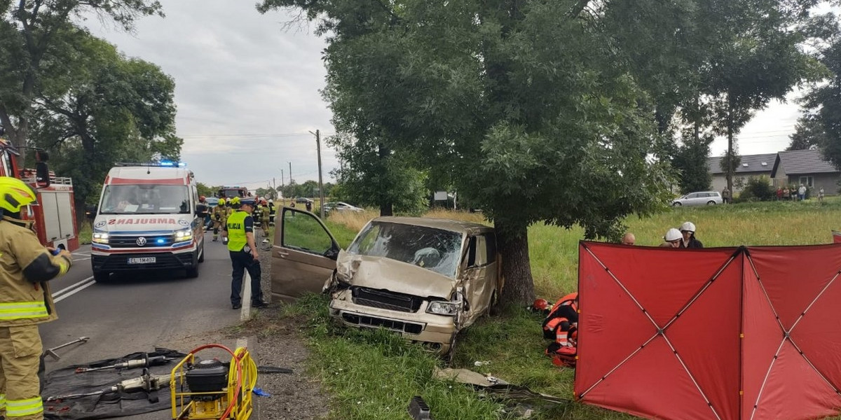 W Jedlnie Pierwszym bus zderzył się z samochodem i uderzył w drzewo, kierowca nie żyje.