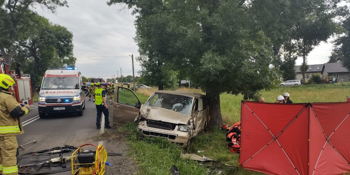 W Jedlnie Pierwszym bus zderzył się z samochodem i uderzył w drzewo, kierowca nie żyje.