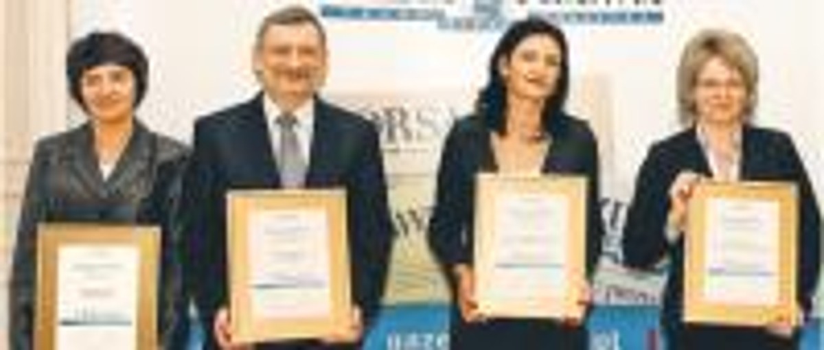 Laureaci VII rankingu urzędów skarbowych (od lewej): Mariola Farmas, US w Miechowie - nagroda w kategorii małe urzędy skarbowe; Henryk Bystrzycki, US w Lesznie w kategorii średnie urzędy skarbowe; Jolanta Kumor, I US w Kielcach w kategorii duże urzędy skarbowe; Ewa Kominek-Sztu, Świętokrzyski US w Kielcach w kategorii wyspecjalizowane urzędy skarbowe. fot. W. Górski