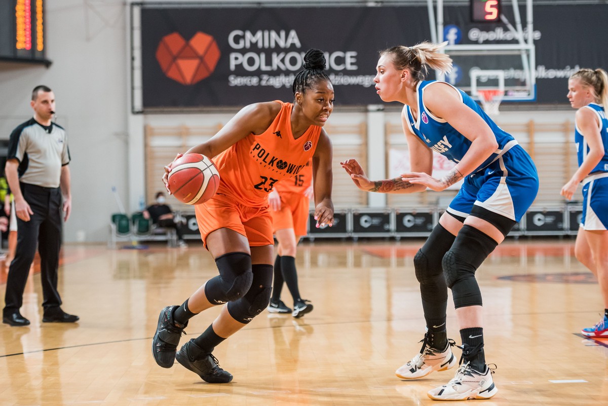 Zawodniczka BC Polkowice Stephanie Mavunga (L) podczas meczu 3. kolejki fazy grupowej Pucharu Europy koszykarek przeciwko drużynie WBC Jenisej Krasnojarsk