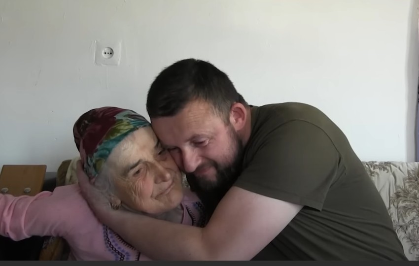 Nana Mejrem u zagrljaju sina