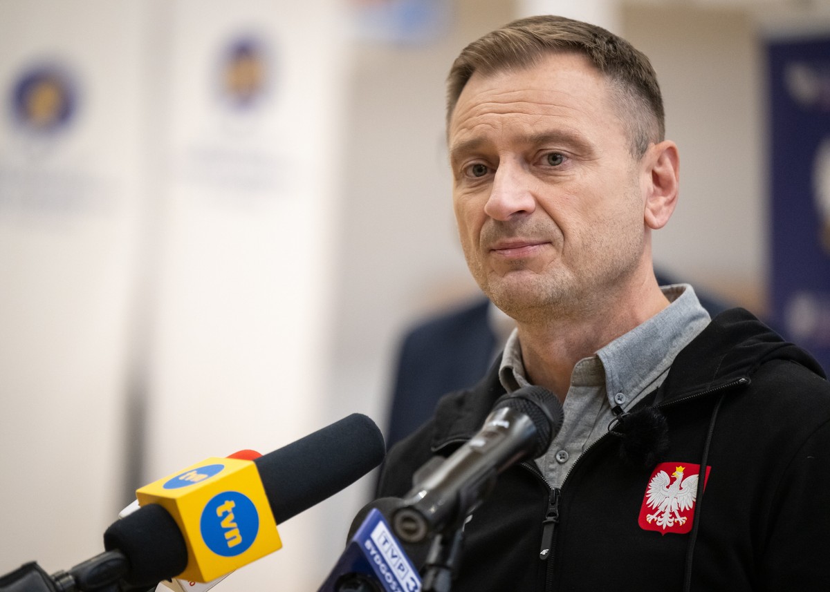 Minister sportu i turystyki Sławomir Nitras podczas konferencji prasowej w Uniwersyteckim Centrum Sportu w Toruniu