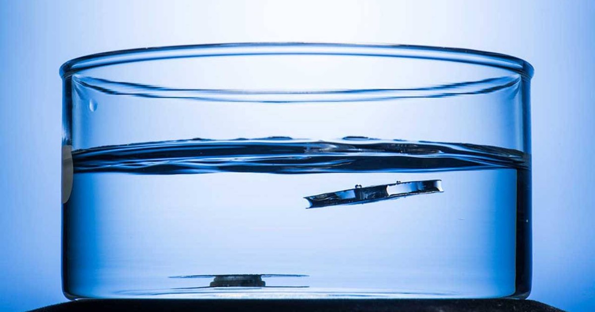 Metal Lzejszy Od Wody Czy Powietrza Lalka Naukowcy stworzyli unikalny metal, który unosi się na wodzie