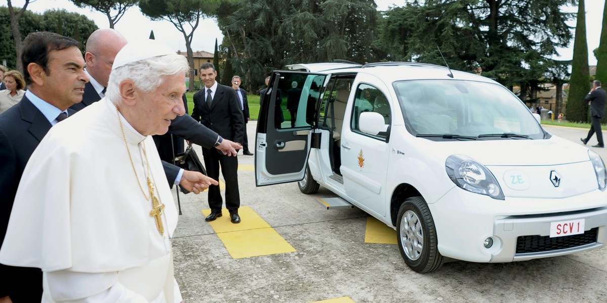 Papież Benedykt XVI i Renault Kangoo