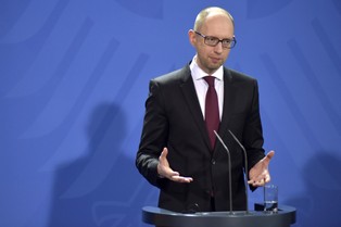 Jaceniuk: trzeba znieść cła na używane auta, z wyjątkiem tych z Rosji