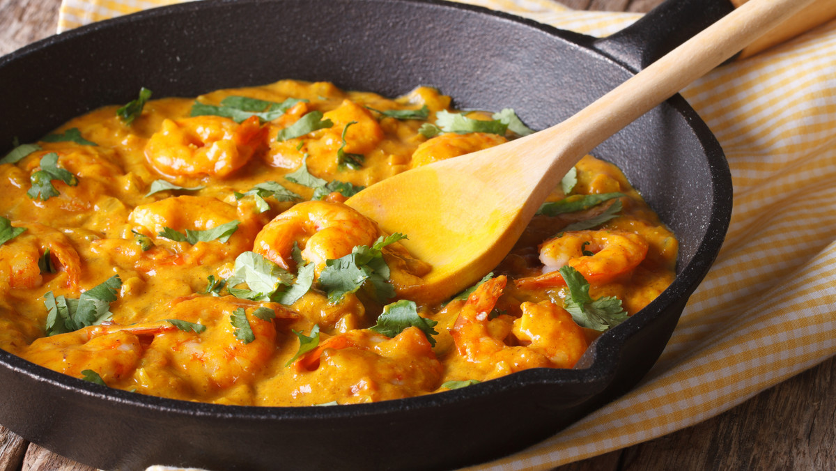 Curry to sposób przygotowywania potraw w kuchni indyjskiej. Możliwości i odmian jest całe mnóstwo. Możesz zrobić curry z warzywami, rybą, mięsem. Kluczową rzeczą jest odpowiednia mieszanka przypraw - jaką dodasz, takie będzie curry. Na początek wypróbuj nasze przepisy, na pewno zainspirują cię do własnych poszukiwań doskonałego curry.