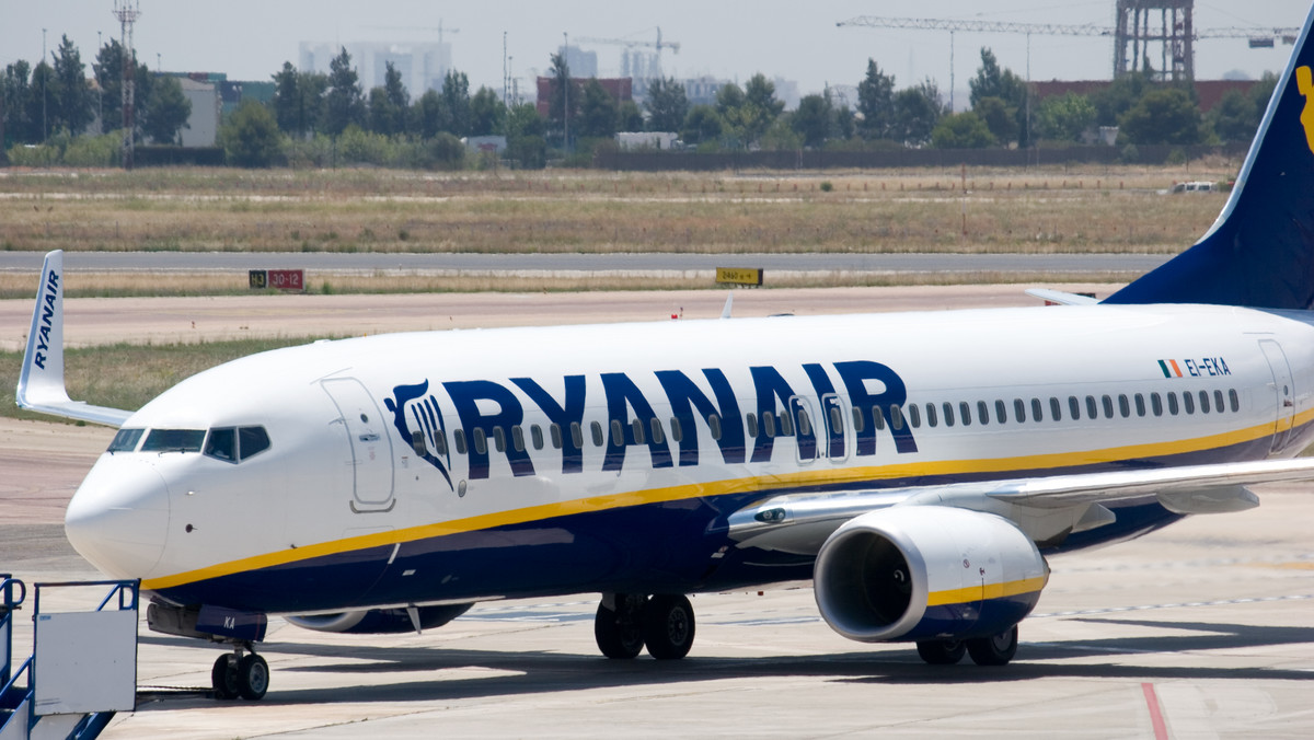 Linie lotnicze Ryanair ogłosiły, że wprowadzają w życie kolejny, nietypowy pomysł. Niższa prędkość wydłuży każdą godzinę lotu średnio o dwie minuty, ale ma przyczynić się do obniżenia spalania paliwa, co pozwoli na uzyskanie oszczędności finansowych.