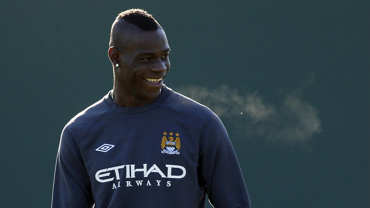 Mario Balotelli, piłkarz Manchesteru City, już od dawna nie dba o swoją reputację. Z dnia na dzień dowiadujemy się o kolejnych skandalach z nim w roli głównej. Włoch i tym razem się nie popisał, bo bawił się ogniem w pokoju hotelowym, używając do tego aerozolu.