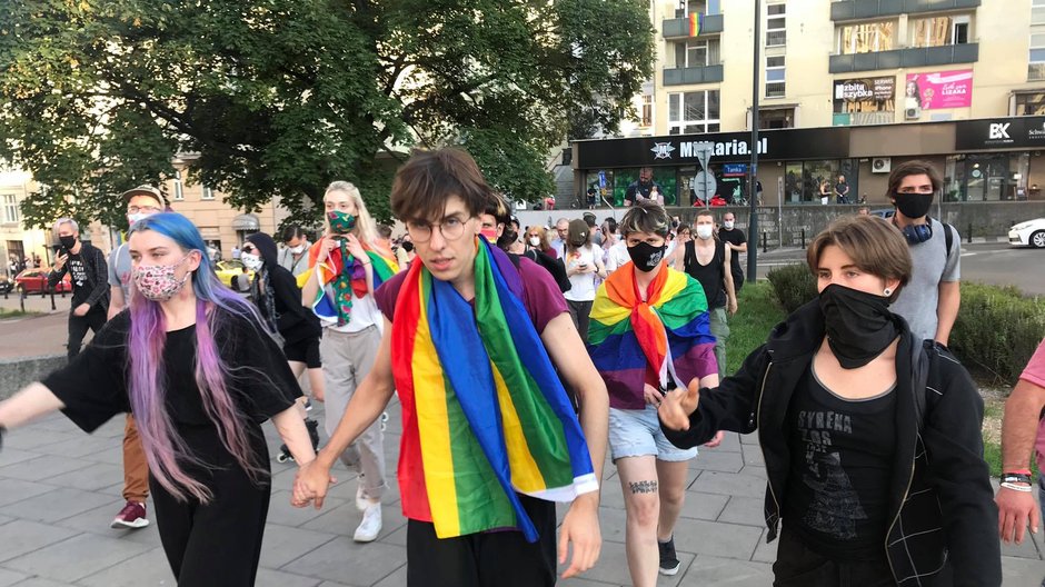  Michał Sz. przedstawiający się jako Małgorzata Sz., znany w środowisku LGBT jako "Margot" w drodze na Krakowskie Przedmieści, piątek 7.08.2020 (w środku) 