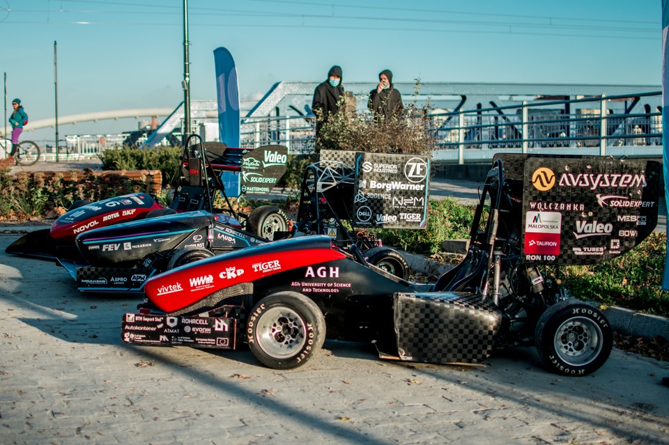 Bolidy AGH Racing w akcji na moście Piłsudskiego