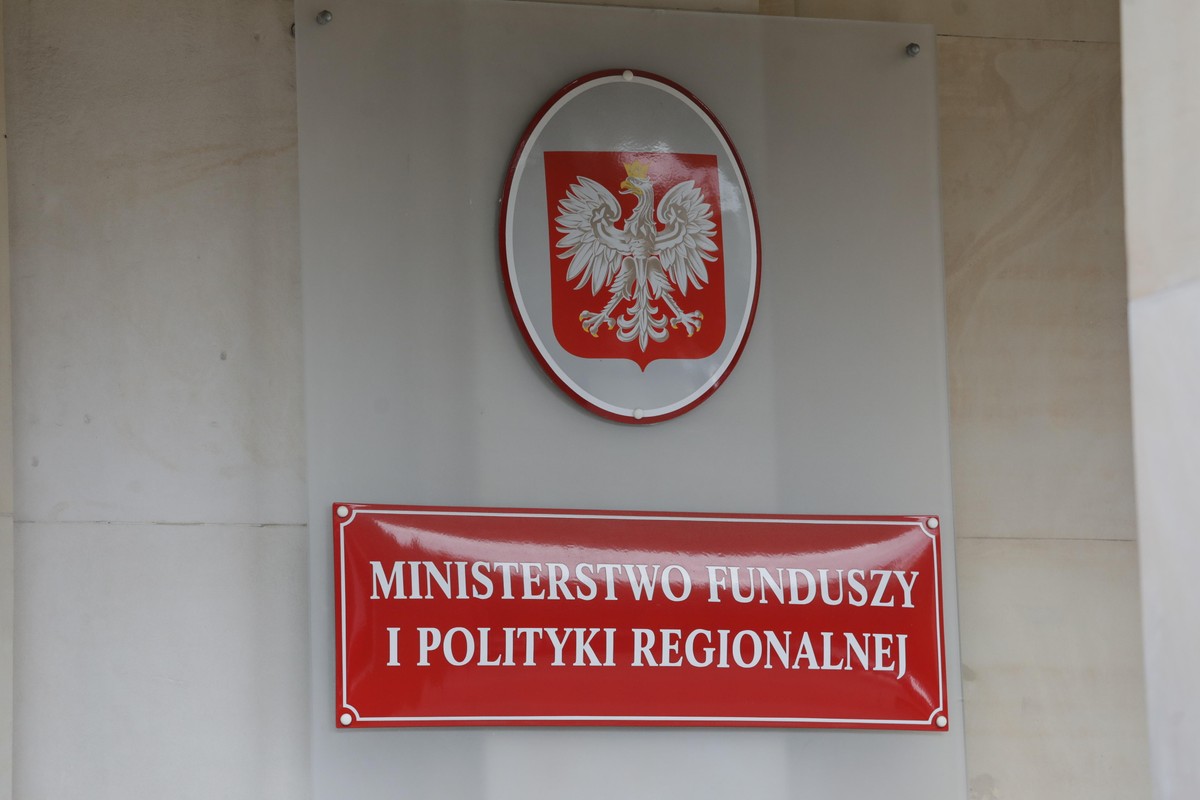 Śledczy Prokuratury Regionalnej w Warszawie zajęli się sprawą możliwych nadużyć przy przyznawaniu dotacji z Krajowego Planu Odbudowy. Nad środkami pieczę sprawuje Ministerstwo Funduszy i Polityki Regionalnej