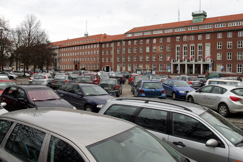 Parking przy ul. Okopowej w Gdańsku. Obok urzędy: marszałkowski i wojewódzki