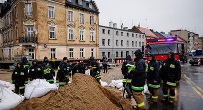 Intensywne opady deszczu paraliżują południe Śląska. Synoptycy ostrzegają, że może być jeszcze gorzej