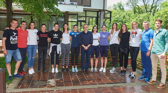 Zoran Gajić sa odbojkašicama Srbije