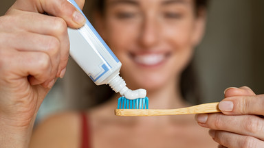 Myjesz zęby pod prysznicem? Dentystka ostrzega przed zagrożeniem